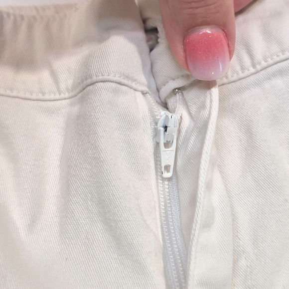 Dressbarn Women’s White Capri Jeans – Size 8 – Stretch Denim with Rhinestones - Picture 6 of 11